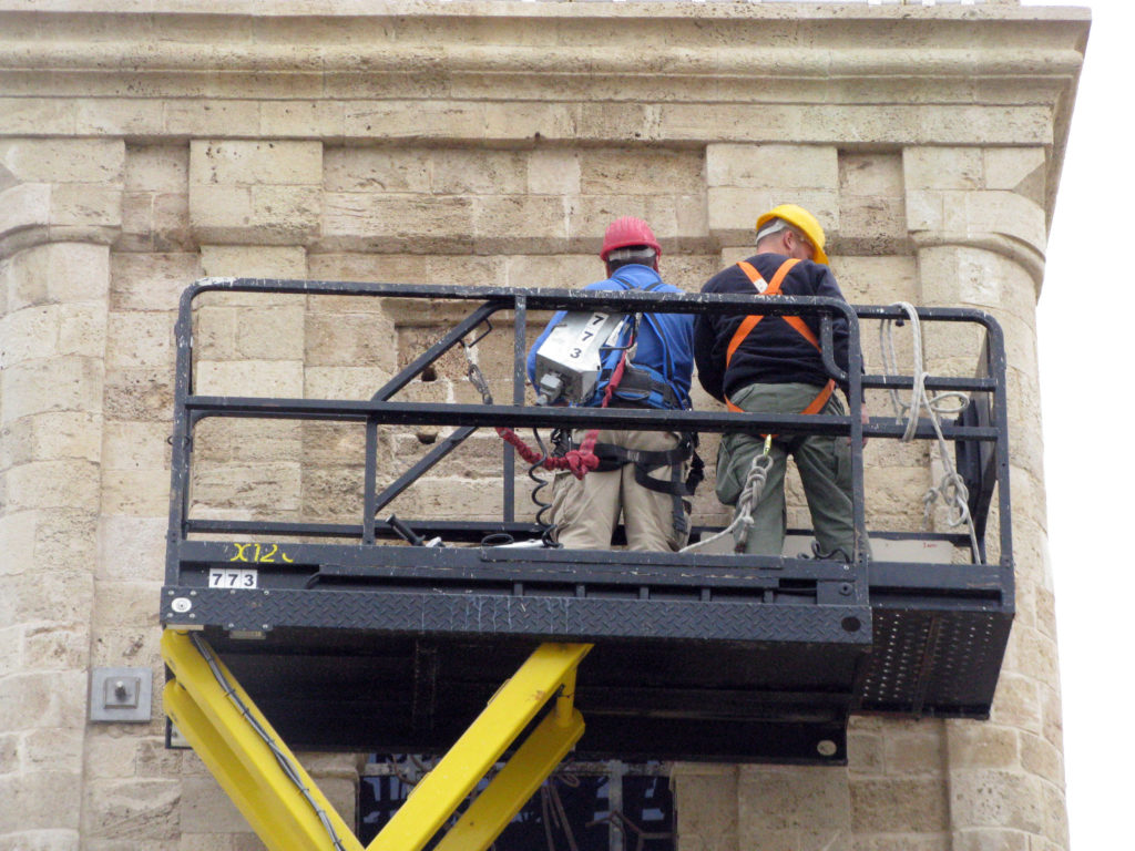 העבודות להחזרת חותם הסולטן למגדל. צילום-ניקי דוידוב