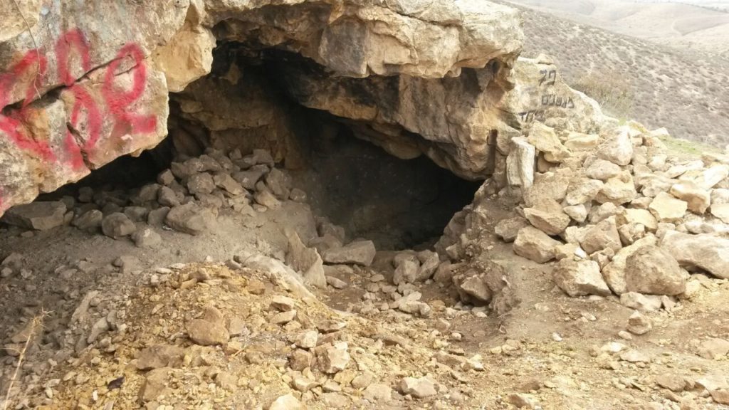 םתח המערה בגבעות גורל בו נתפסו החשודים - צילום: היחידה למניעת שוד ברשות העתיקות