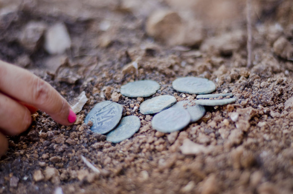 מטמון המטבעות מהתקופה הביזנטית. צילום: יוֹלי שוורץ