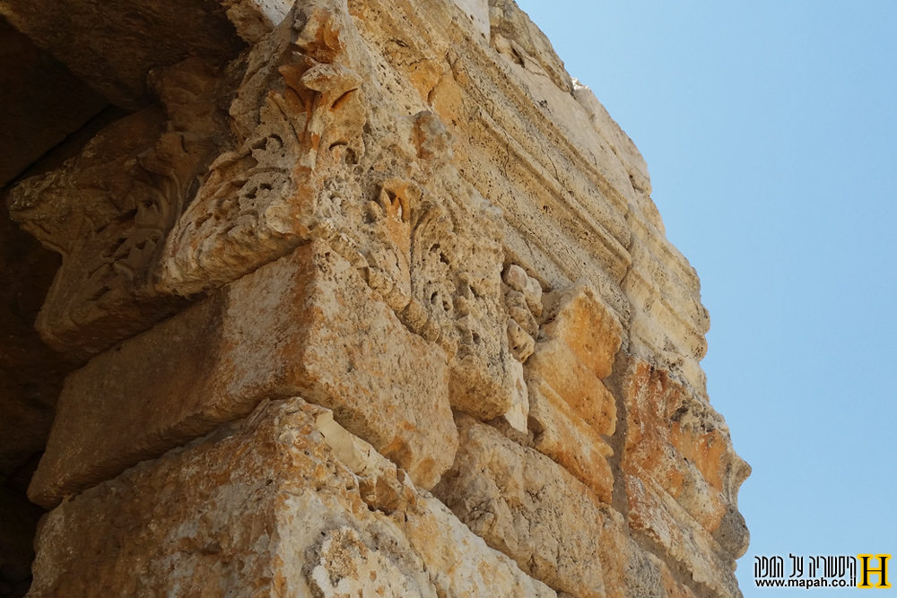 עיטורי האבן תחת הקרניז במאוזוליאום מזור - צילום: אפי אליאן