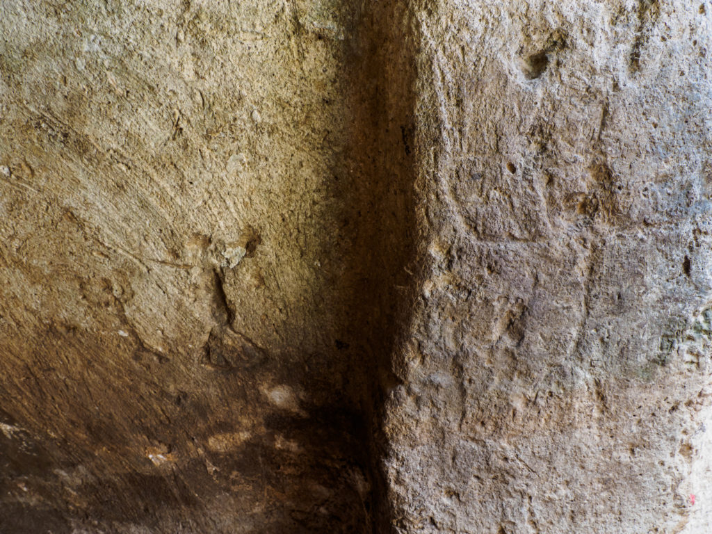 חרוטות על הקירות: דמות אנושית. צילום: אסף פרץ, רשות העתיקות