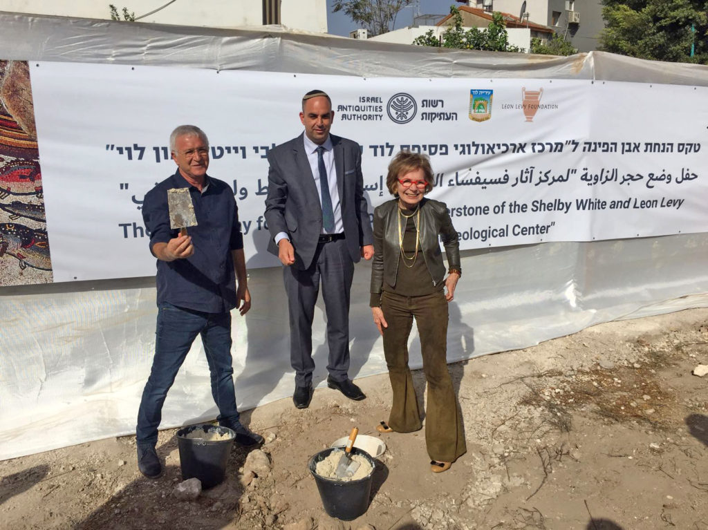 ראש עיריית לוד עו"ד יאיר רביבו, מנהל רשות העתיקות ישראל חסון והתורמת להקמת המרכז, גב' שלבי וייט במהלך הטקס הבוקר. צילום: יניב ברמן