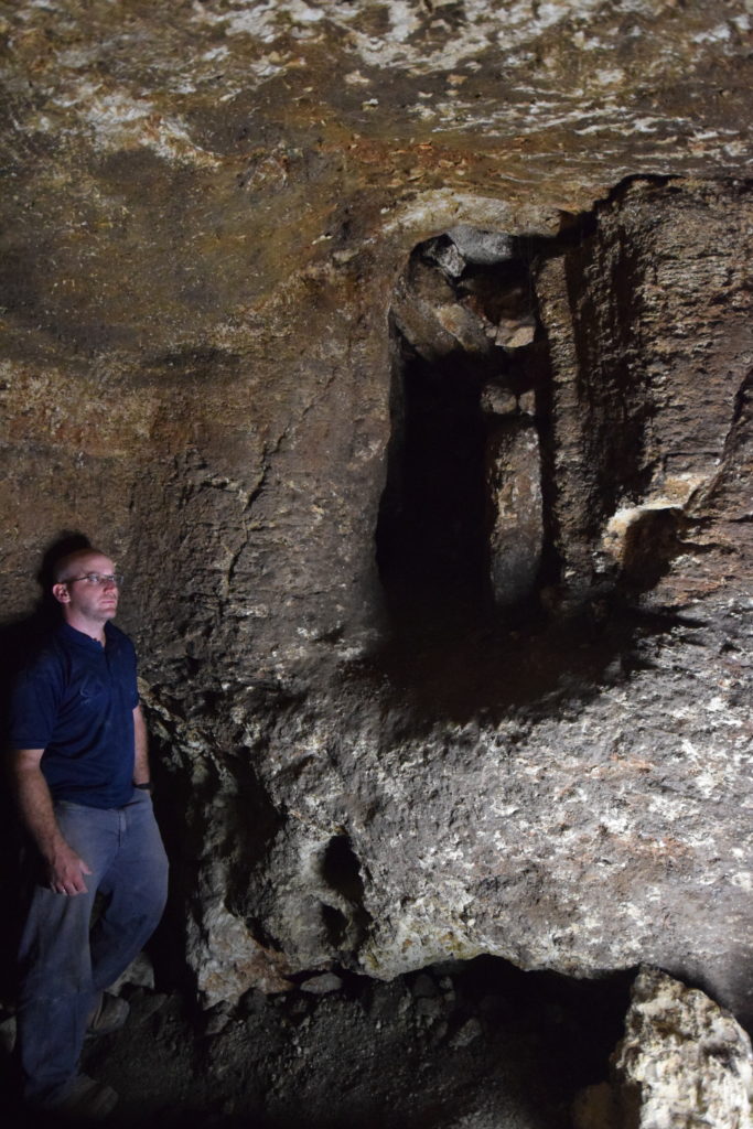 אחת מהמערות שנחשפו תחת הבית בכפר עילבון - צילום: רשות העתיקות