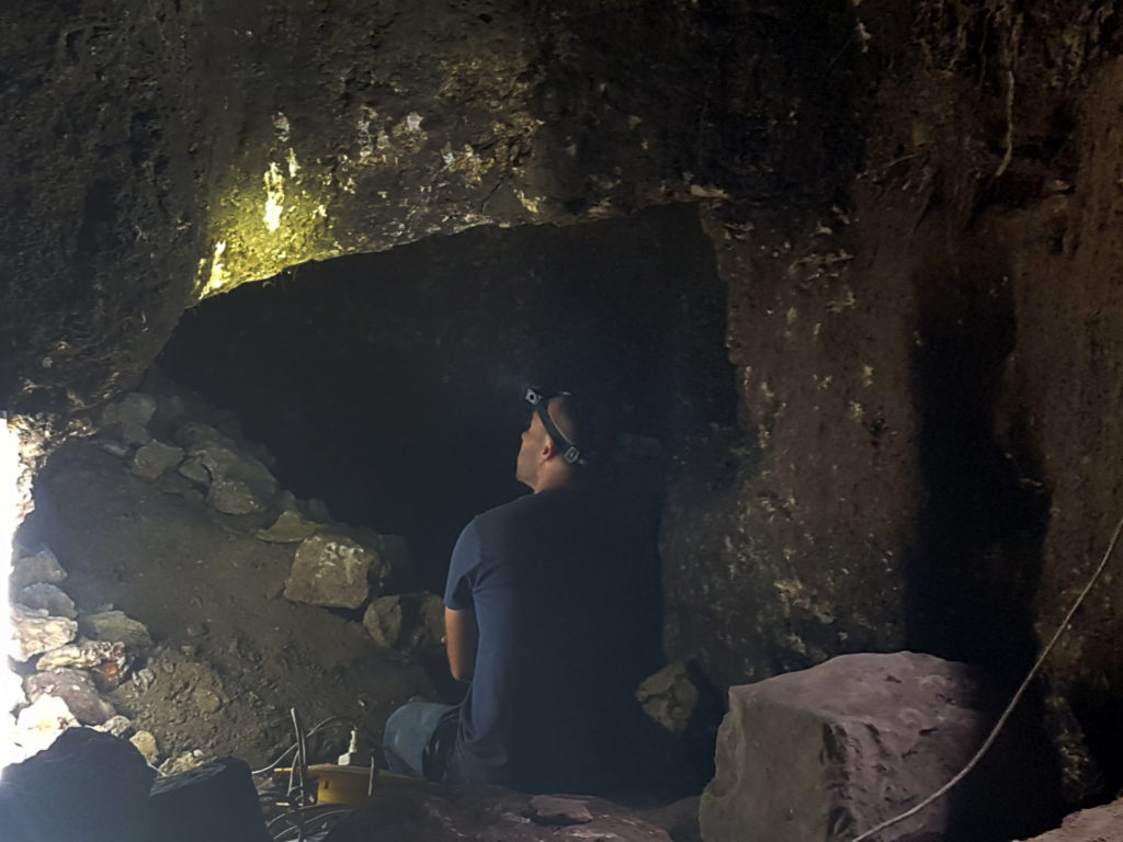 אנשי רשות העתיקות במערכת המערות בכפר עילבון