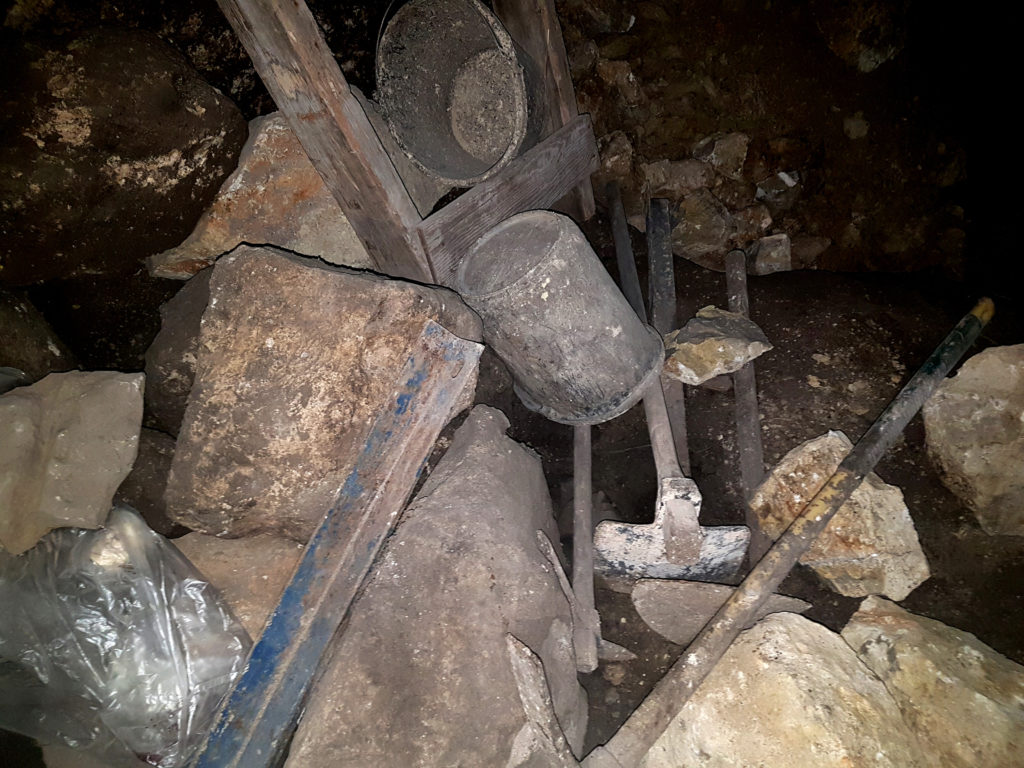 כלי החפירה לצד הרס אבני המערה העתיקה - צילום,: רשות העתיקות