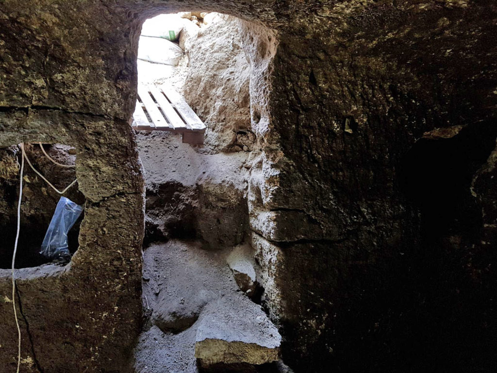 פתח הכניסה למערכת המערות בכפר עילבון - צילום: רשות העתיקות