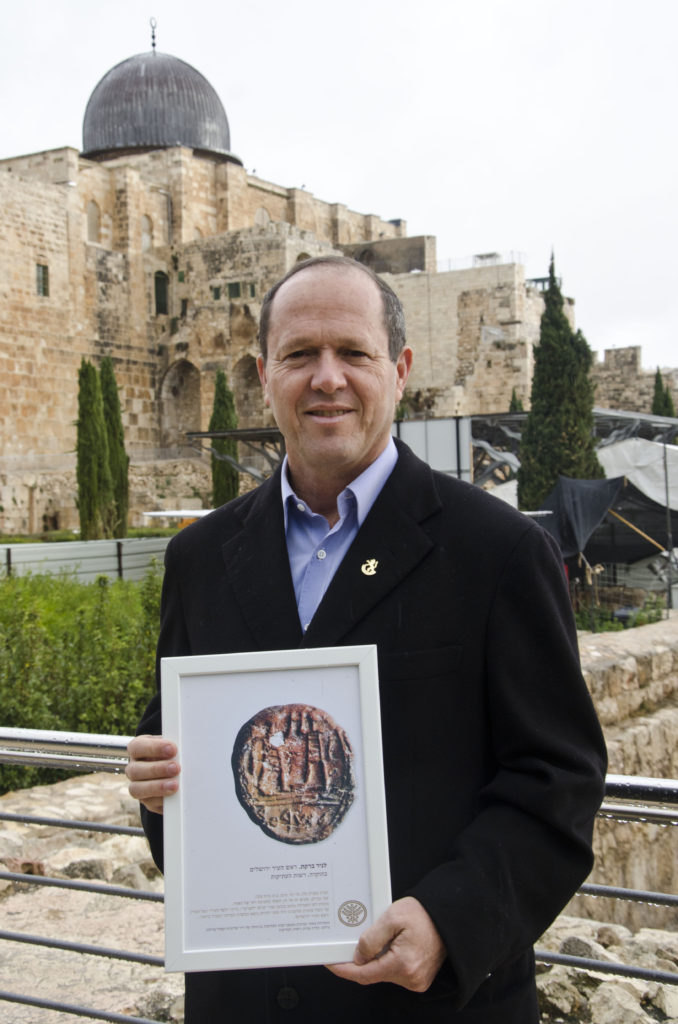 ראש העיר ירושלים ניר ברקת עם טביעת חותם שר העיר מתקופת בית ראשון. צילום: יולי שוורץ