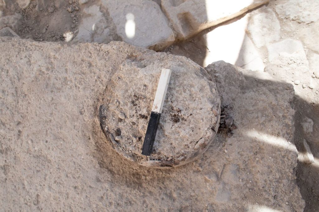 טאבון- מתקן בישול שנמצא בשטח החפירה - צילום: אליהו  ינאי