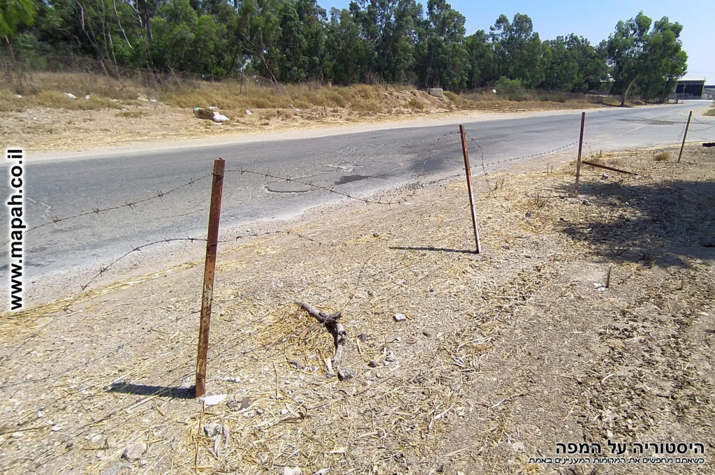 גדר תיל סביב חלקים ממתחם תחנת המשטרה באטאני - צילום: אפי אליאן