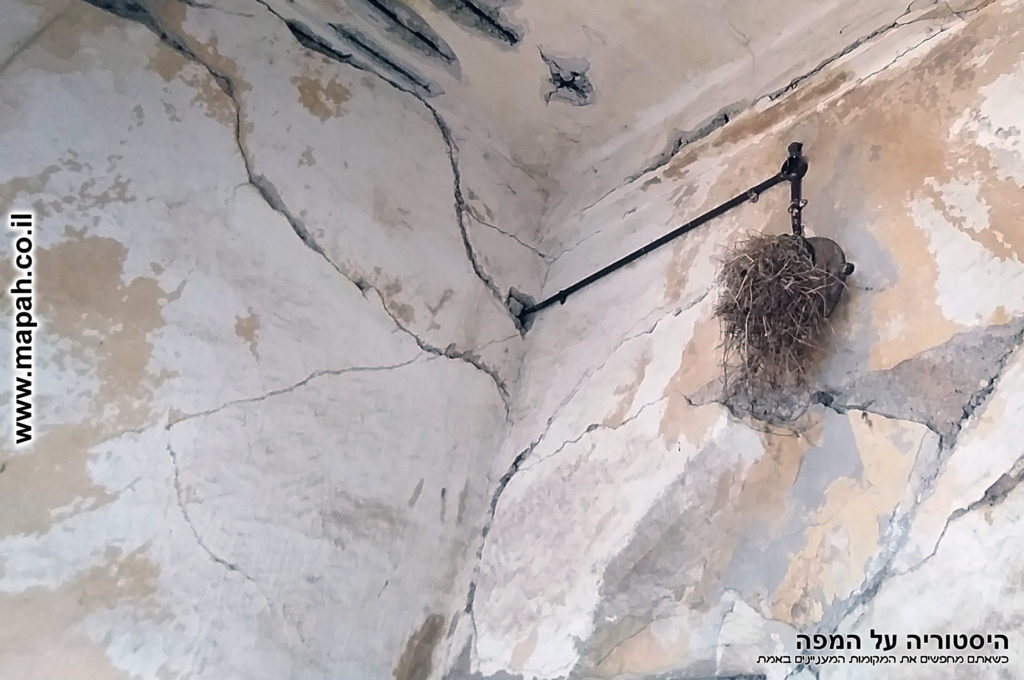 קן ציפור שנבנה על בסיס נורה מקורית בקיר משטרת באטאני - צילום: אפי אליאן