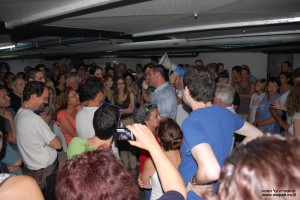 קהל המבקרים סביב איתי בללי - מדריך הסיור - צילום: אפי אליאן