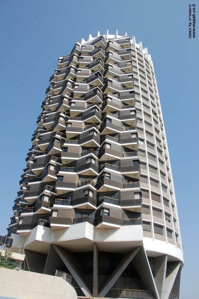 מגדל המגורים מעל קניון דיזנגוף - צילום: אפי אליאן