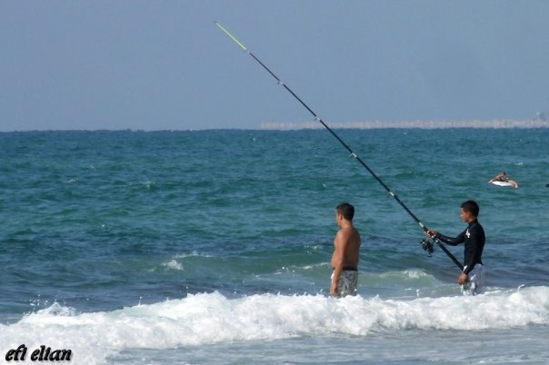 דייגים בחוף הים בניצנים - צילום: אפי אליאן