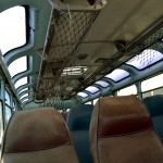 פנים האוטובוס - קאוצ' , או בעברית - גמל, חלונות בתקרה, ואכסון תיקים מעל - צילום: אפי אליאן