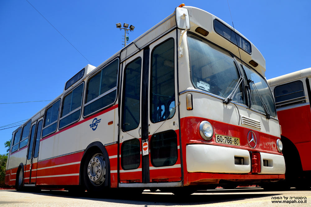 אוטובוס מוגמר תוצרת גרמניה מרצדס O-305 - צילום: אפי אליאן