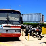 אוטובוס מדגם - O303 ללימוד נהיגה ושלדת טייגר לצידה - צילום: אפי אליאן