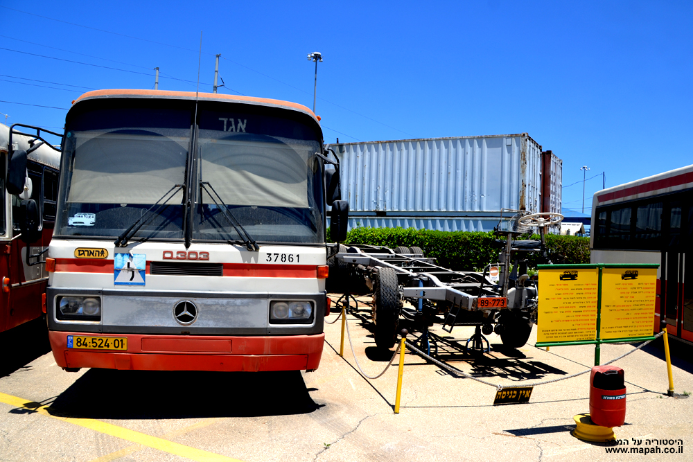 אוטובוס מדגם - O303 ללימוד נהיגה ושלדת טייגר לצידה - צילום: אפי אליאן