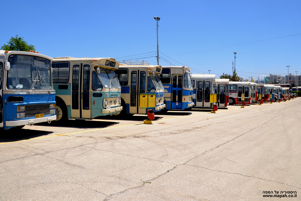 מבט לשורה הדרומית במוזיאון הרכב ההיסטורי בחולון - צילום: אפי אליאן