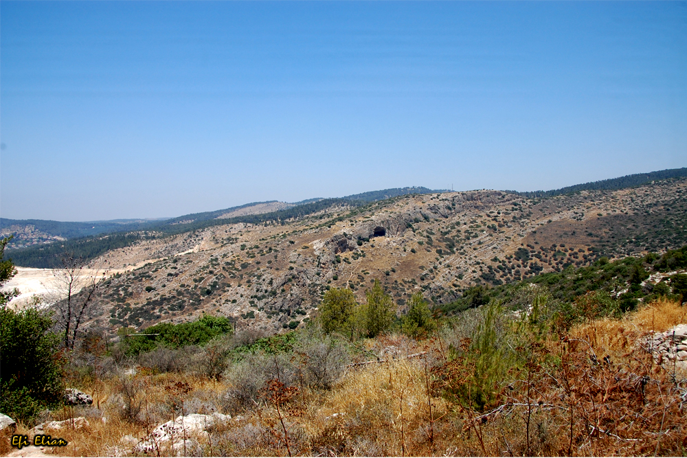 הרי בית שמש הסמוכים למערת הנטיפים - צילום: אפי אליאן