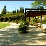 פינת ישיבה מוצלת בפינת גן מהאוול לורדים בירושלים - צילום: אפי אליאן