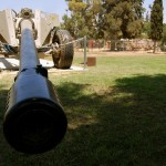 תותח העומד במדשאה ליד מעמד היזכור בעזריקם - צילום: אפי אליאן