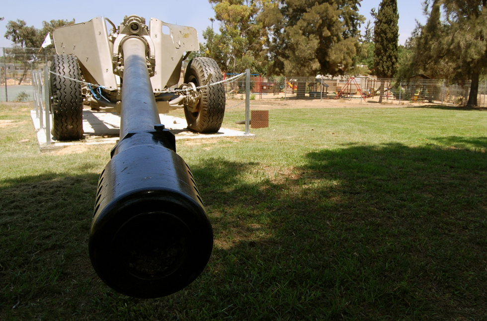 תותח העומד במדשאה ליד מעמד היזכור בעזריקם - צילום: אפי אליאן