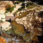 מפל המים המלאכותי בגן מאהוול לורדים בירושלים - צילום: אפי אליאן