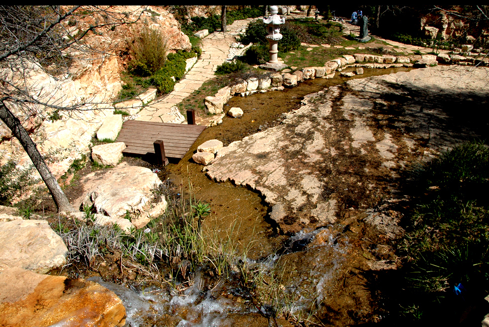 מפל המים המלאכותי בגן וואהל לורדים בירושלים - צילום: אפי אליאן