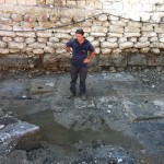 אחד מאנשי רשות העתיקות על אבני הנמל העתיק ביפו