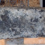 אחת מאבני הקשירה שנמצאו בקרקעית חומת הים הדרומית בעכו