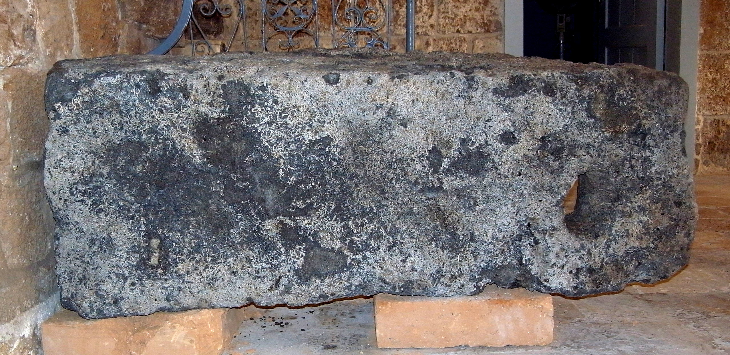 אחת מאבני הקשירה שנמצאו בקרקעית חומת הים הדרומית בעכו