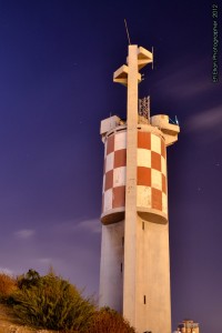 מבט ממערב למזרח על המגדלור בגבעת יונה באשדוד - צילום: אפי אליאן