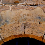 כיתוב מעל מה שנראה כשער הכניסה לאחוזת הקבר המרכזית