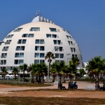 בית המלון הולידי אין המבוסס על עיצובו של קבר השיח עוואד הסמוך