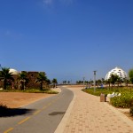 השוואה ויזואלית בין כיפת קבר השיח עוואד לצורת בית המלון הסמוך