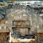 קשת הלבנים מעל דלת הכניסה למסגד סלמאן אל פארסי