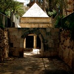 מבט מהחצר החיצונית לעבר הפנימית ושער הכניסה