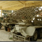 משאית דו סרני בעלת משגר רקטות קטיושה