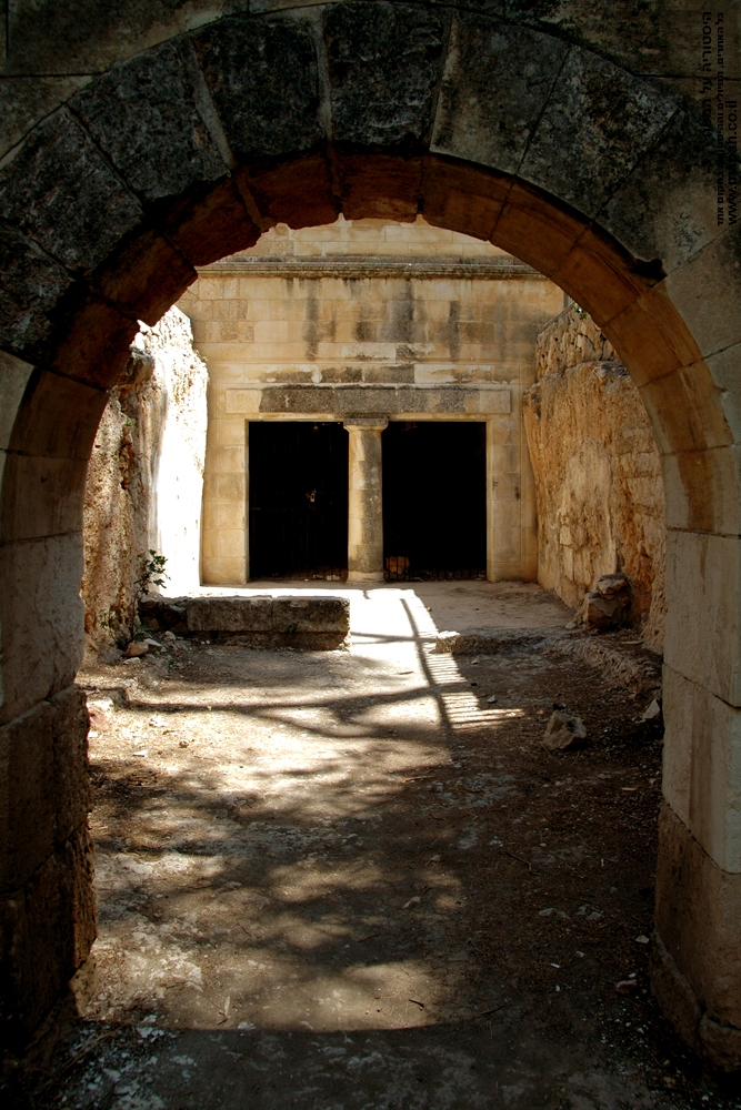 מבט מהחצר החיצונית לפנימית