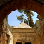 מבט לכניסה הפנימית של קבר יאסון והראש המחודד של המערה.