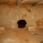מבט לתוך המערה הראשונה, ישנם 2 פתחים המובילים לחדרים נוספים
