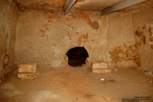 מבט לתוך המערה הראשונה, ישנם 2 פתחים המובילים לחדרים נוספים