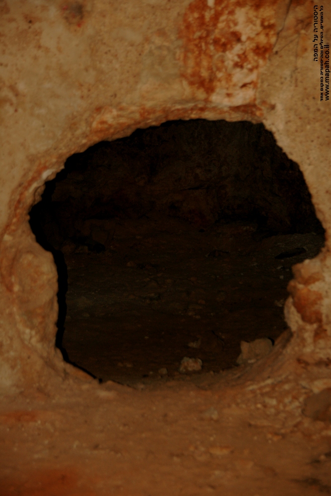 מבט לתוך החלל הראשי של קבר יאסון