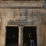 השער ועמוד התמיכה של קבר יאסון ברחוב אלפסי 10 ירושלים