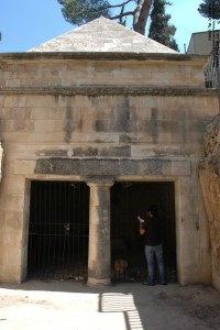 השער ועמוד התמיכה של קבר יאסון ברחוב אלפסי 10 ירושלים