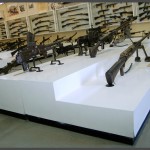 תצוגת מקלעים בביתן המקלעים במוזיאון בתי האוסף