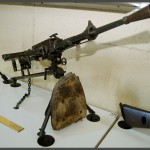 תת מקלע קל בביתן המקלעים במוזיאון בתי האוסף