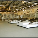 במות תצוגה של תת מקלעים במוזיאון בתי האוסף של צה"ל