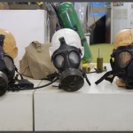 תצוגת מסכות אב"כ במוזיאון בתי האוסף של צה"ל