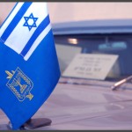 דגל על אחת ממכוניות השרד המוצגות במוזיאון בתי האוסף של צה"ל